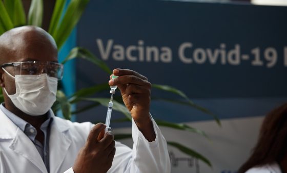 Vacinas de Oxford/AstraZeneca do Ceará irão para idosos acima de 75 anos; agendamento teve início neste domingo (24)
