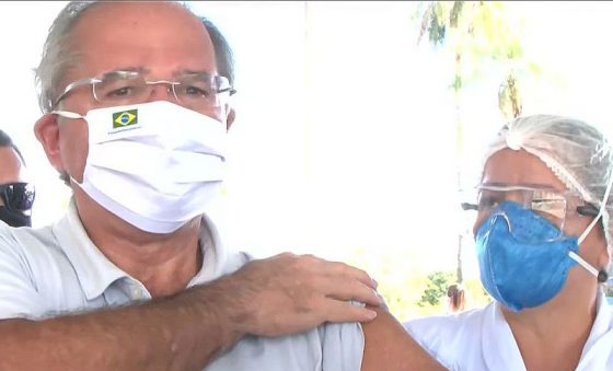 Guedes é vacinado contra covid-19 e anuncia 1 milhão de aplicações por dia, a partir do início de abril
