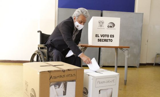 Após caos no 1º turno, Equador terá apenas contagem voto a voto para presidente