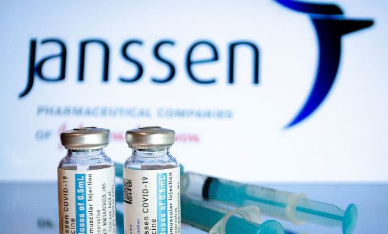 EUA autorizam envio de 3 mi de doses da vacina Janssen ao Brasil; previsão de chegar na terça