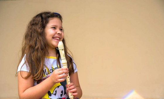 Crianças e adolescentes de Brumadinho abraçam música após desastre