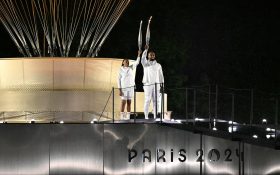 Teddy Riner e Marie-José Perec acendem juntos a pira olímpica de Paris-2024