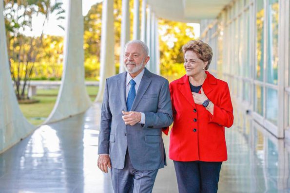 Lula recebe Dilma no Alvorada, pela 1ª vez desde o impeachmnet